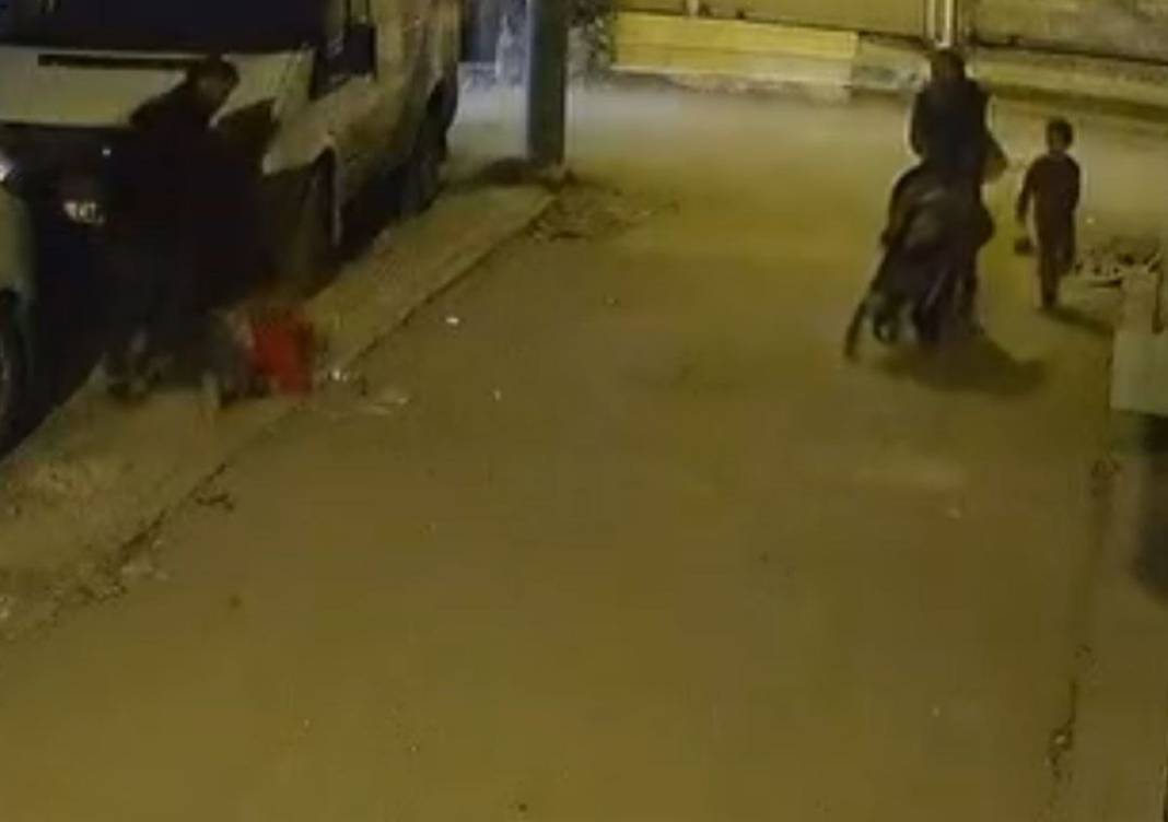 Vicdansız adam! Çocuğun kafasını önce arabaya vurdu sonra çocuğu yere fırlattı 6